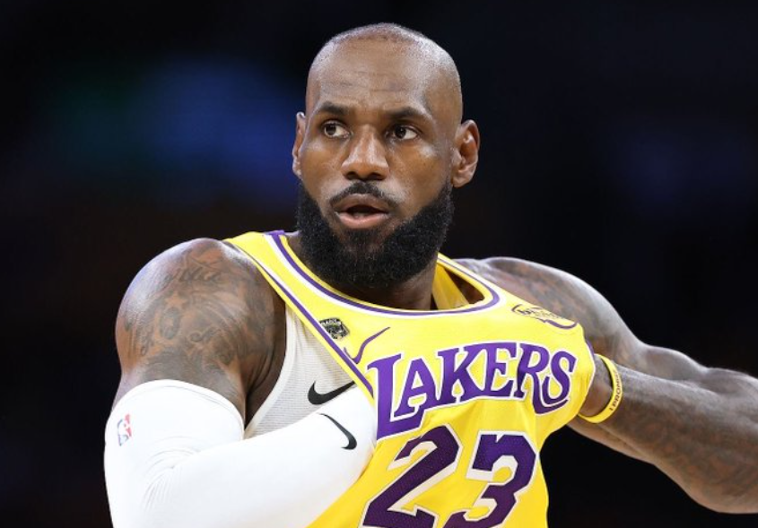 银河娱乐城登录入口-曝詹姆斯下赛季继续征战NBA！不确定留在湖人 争冠实力成第一考量